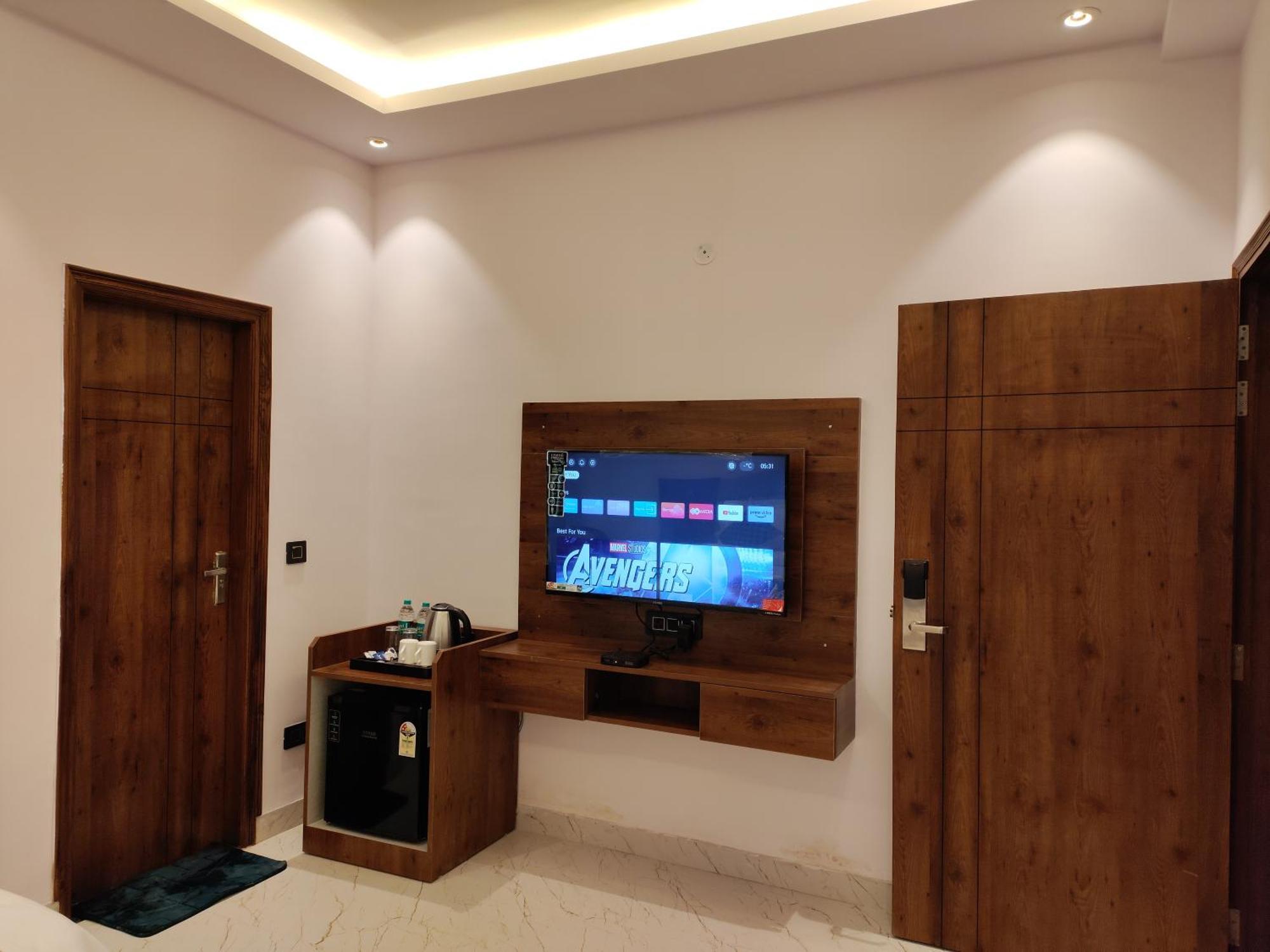 Emerald Suites Greater Noida Oda fotoğraf