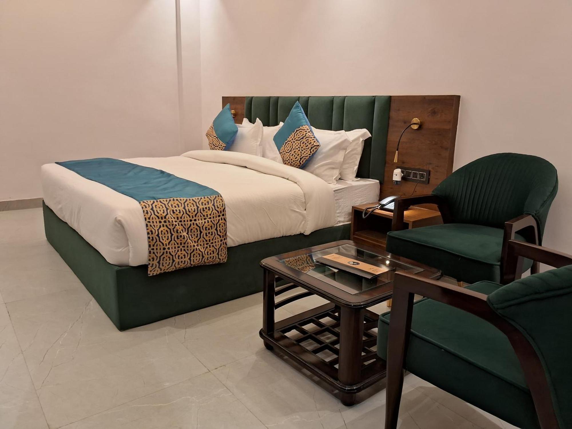 Emerald Suites Greater Noida Oda fotoğraf