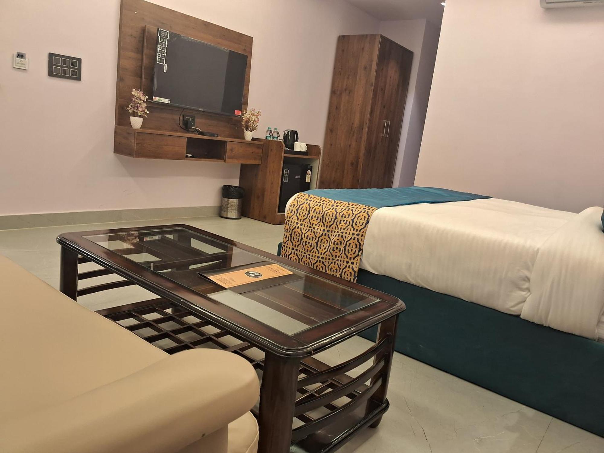 Emerald Suites Greater Noida Oda fotoğraf