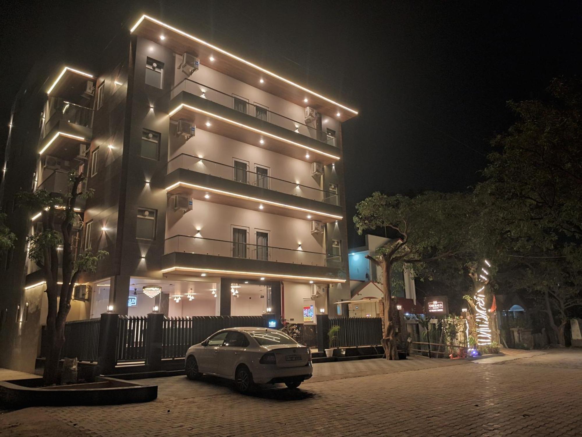 Emerald Suites Greater Noida Dış mekan fotoğraf