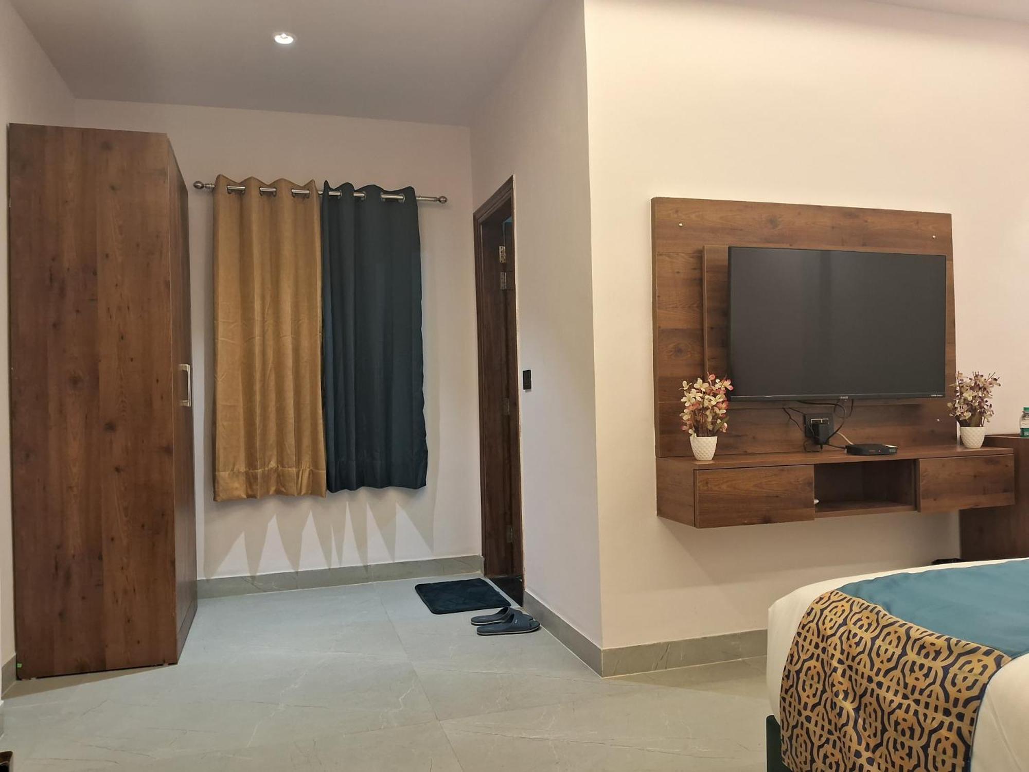 Emerald Suites Greater Noida Oda fotoğraf