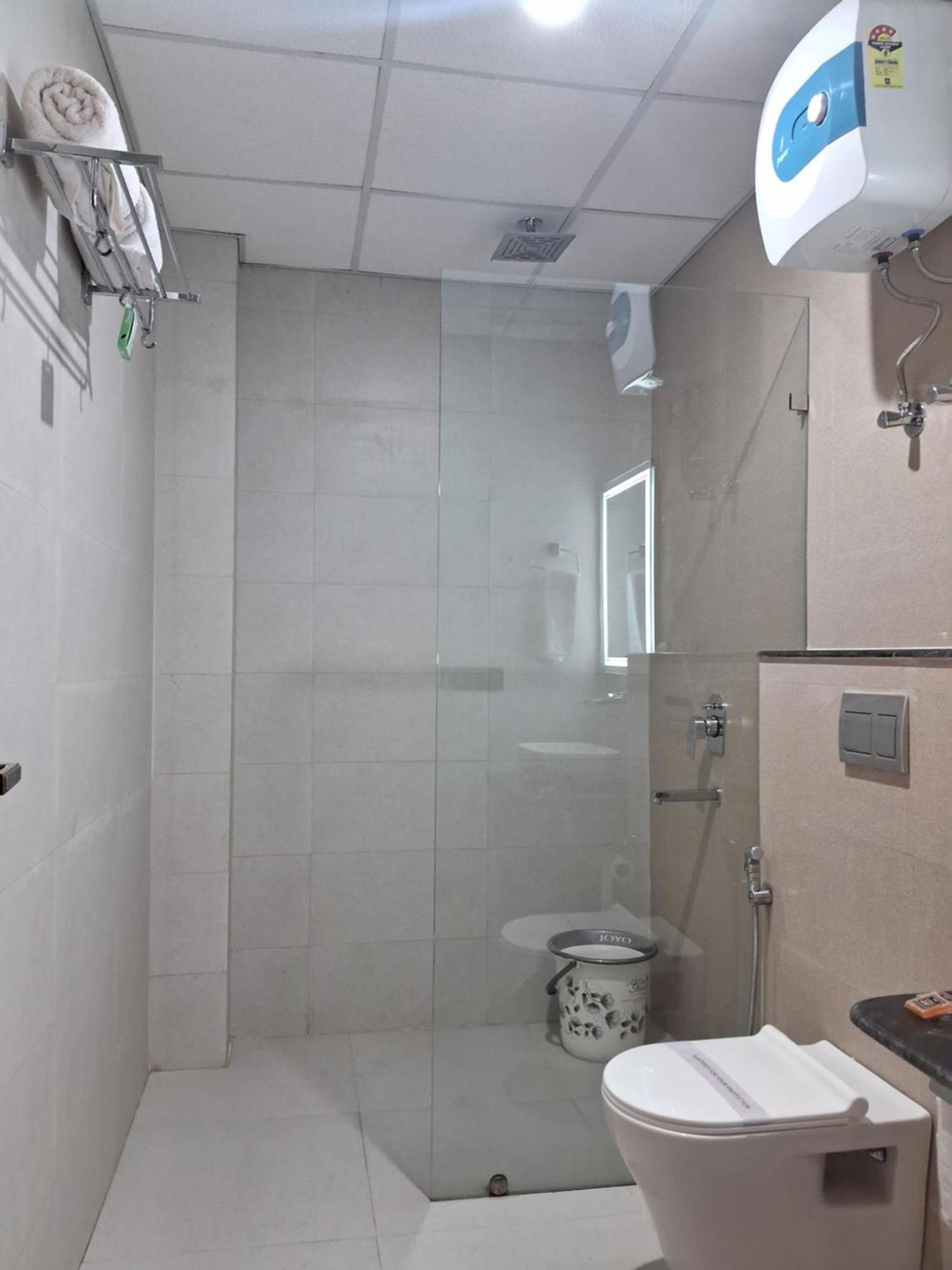 Emerald Suites Greater Noida Oda fotoğraf